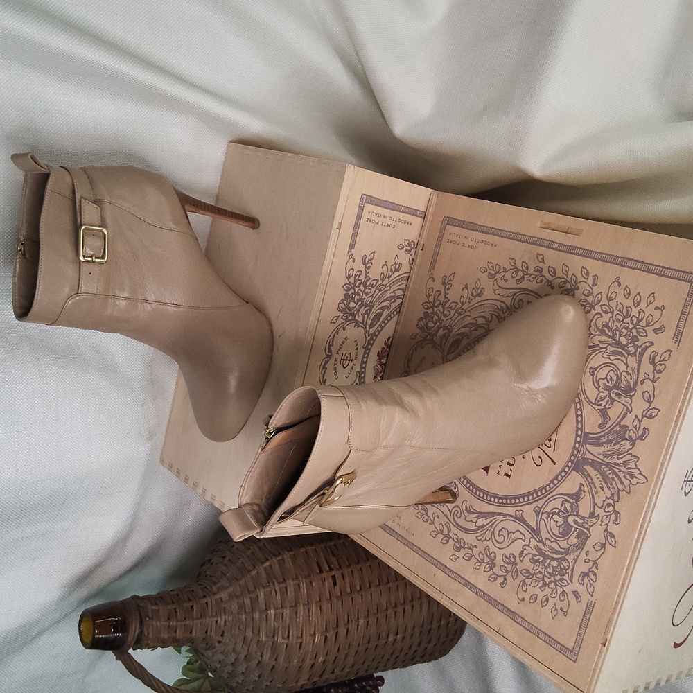 Ann Taylor tan leather shoe booties heels boots 7 B